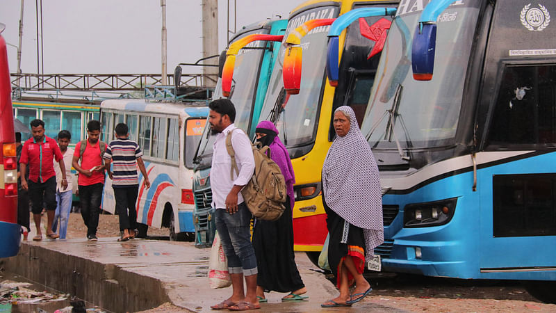 সিলেট-ঢাকা মহাসড়কে শুক্রবার সকাল থেকে চলছিল বাস ধর্মঘট। সিলেটের কদমতলী কেন্দ্রীয় বাস টার্মিনালে এসে অনেকেই ফিরে গেছেন। সন্ধ্যা পৌনে ছয়টায় ওই ধর্মঘট প্রত্যাহারের ঘোষণা দেওয়া হয়। সিলেট, ৪ মে। ছবি: আনিস মাহমুদ