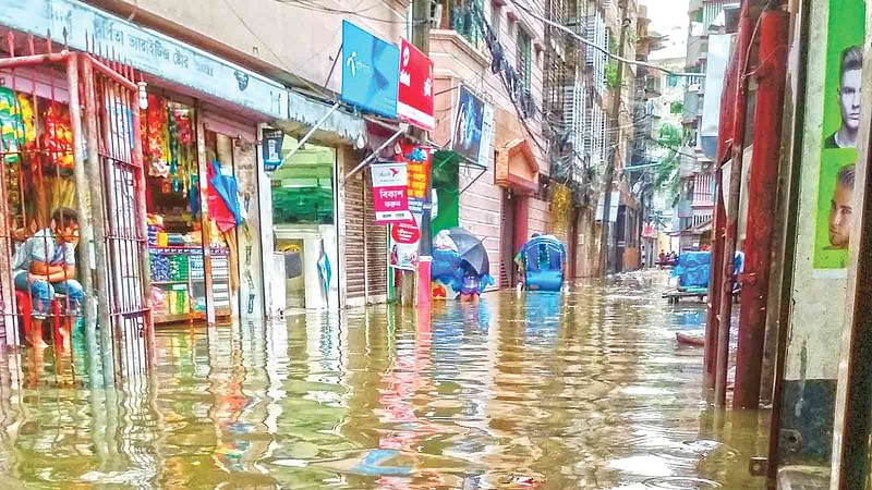 পানিনিষ্কাশনব্যবস্থা সংস্কার না করায় একটু বৃষ্টিতেই হাঁটুপানি জমে যায় গার্ডেন রোডে। সম্প্রতি তোলা ছবি।  প্রথম আলো