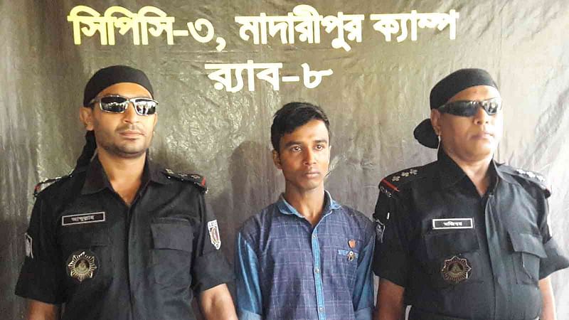 স্ত্রীকে ভারতে বিক্রির চেষ্টায় অভিযুক্ত নিখিল ব্যাপারী। র‍্যাব-৮ মাদারীপুর ক্যাম্প, ১১ মে। ছবি: অজয় কুন্ডু