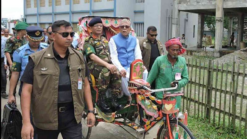 দ্বিতীয় মেয়াদে রাষ্ট্রপতি হিসেবে শপথ নেওয়ার পর প্রথমবারের মতো নিজ এলাকা সফরে গেলেন রাষ্ট্রপতি মো. আবদুল হামিদ। সেখানে রিকশায় ঘুরে বেড়ান তিনি। মিঠামইন, কিশোরগঞ্জ, ১১ মে। ছবি: তাফসিলুল আজিজ