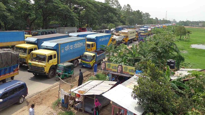 ফেনীর তাহেরপুর রেলক্রসিংয়ে সৃষ্টি হওয়া যানজট ছাড়েনি। মিরসরাই, ১১ মে। ছবি: ইকবাল হোসেন