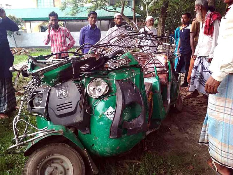 ময়মনসিংহের তারাকান্দা উপজেলার কাকনি এলাকায় বাসের সঙ্গে সংঘর্ষে দুমড়ে মুচড়ে যায় অটোরিকশাটি। এতে ছয়জন নিহত হন। তারাকান্দা, ময়মনসিংহ, ১১ মে। ছবি: সংগৃহীত