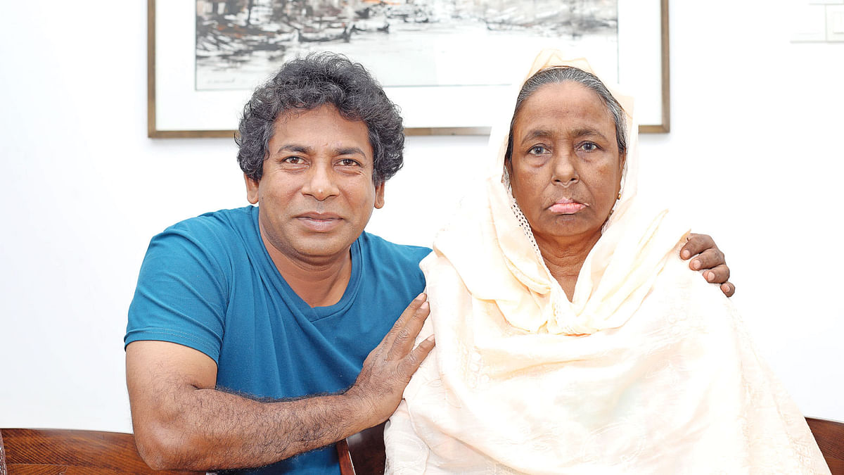 মা মমতাজ বেগমের সঙ্গে ছেলে মোশাররফ করিম। ছবি: খালেদ সরকার