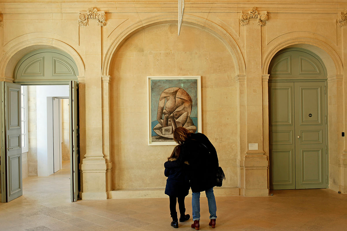আর্ট গ্যালারিতে মা-মেয়ে। প্যারিস, ফ্রান্স। ছবি: সুমন ইউসুফ