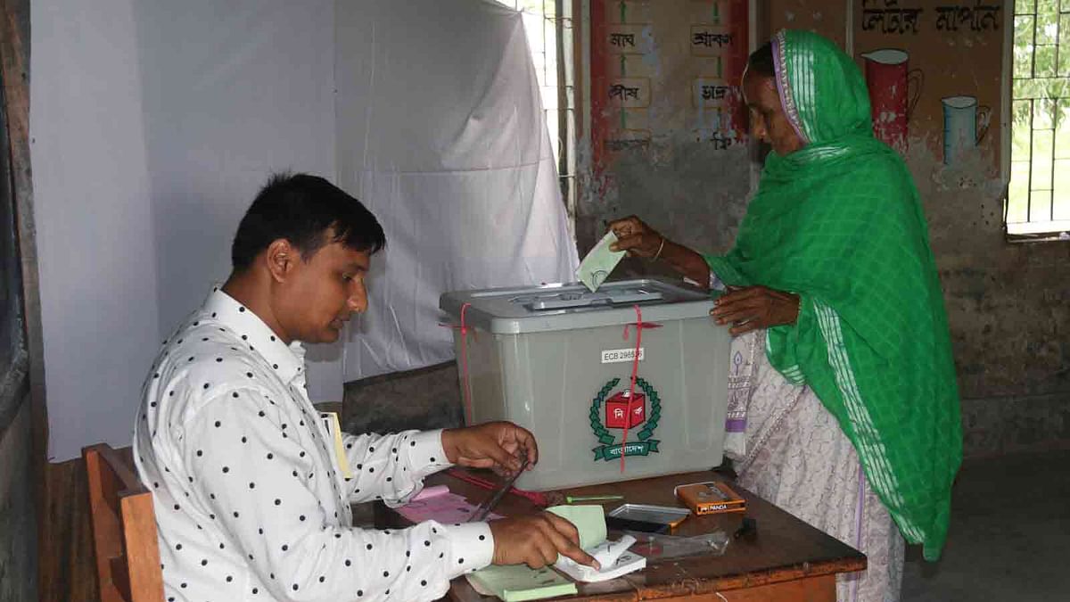 কেডিএ খান জাহান আলী সরকারি মাধ্যমিক বিদ্যালয় ভোটকেন্দ্রে ভোট দিচ্ছেন এক ভোটার। ফুলবাড়ী গেট, খুলনা, ১৫ মে। ছবি: সাদ্দাম হোসেন