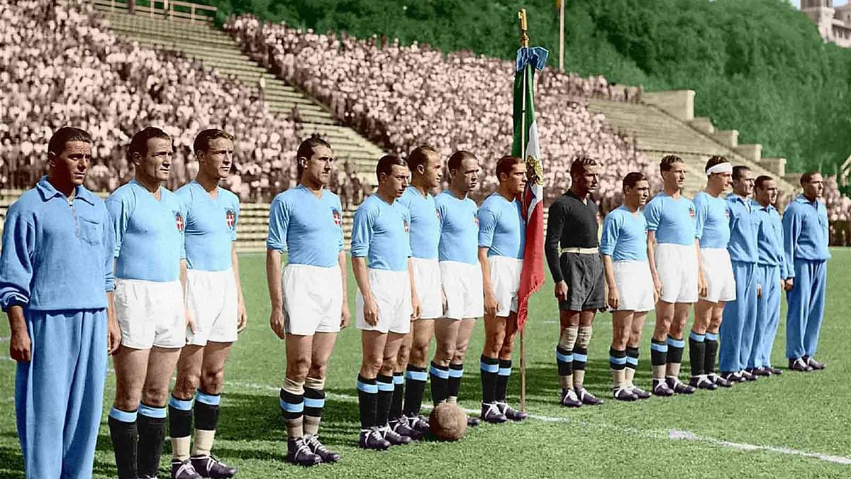 ১৯৩৪ বিশ্বকাপে ইতালি ফুটবল দল। মন্টি বাঁ থেকে প্রথম। ছবিটি বিশেষ প্রক্রিয়ায় রঙিন করা হয়েছে। ছবি: ওল্ডফুটবলফটোজ টুইটার পেজ