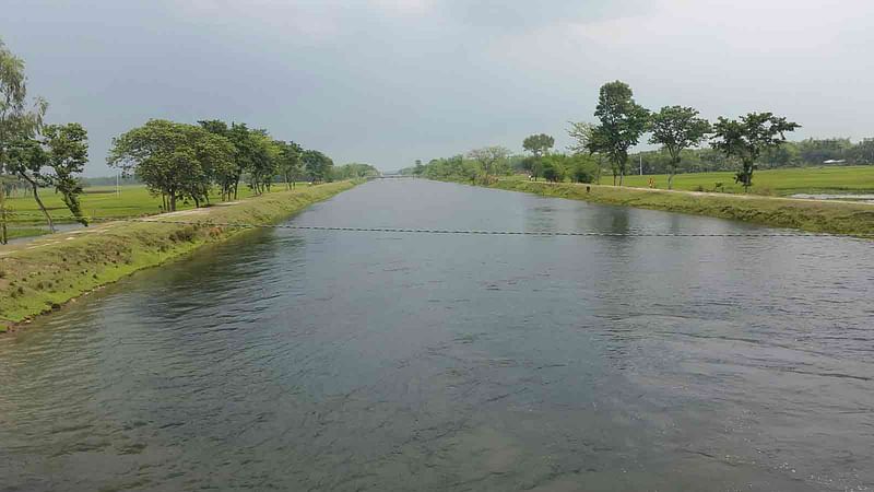 তিস্তা খাল দিয়ে পানি আসছে। এই পানিতে সমৃদ্ধির হাসি ফুটেছে ৫০০ গ্রামে। ছবি: প্রথম আলো