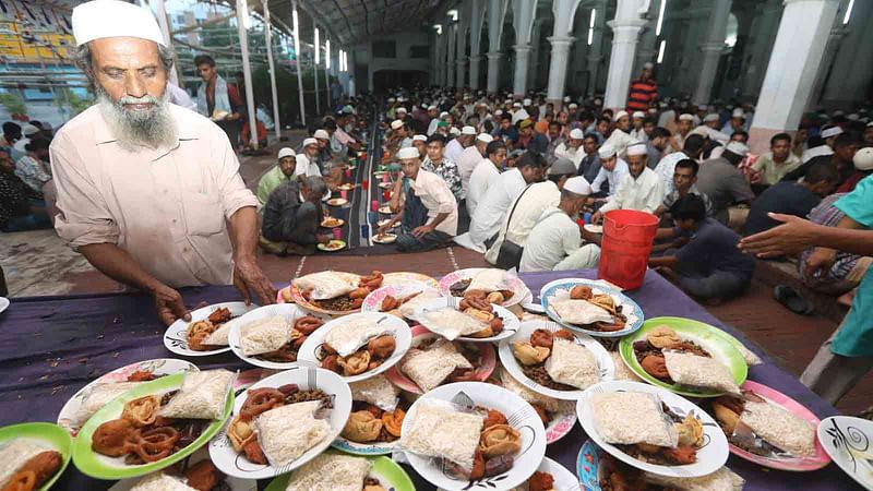 চট্টগ্রামের আন্দরকিল্লা শাহি জামে মসজিদে একসঙ্গে ইফতারে অংশ নেন অসংখ্য ধর্মপ্রাণ মানুষ। গতকাল ইফতারের আগের দৃশ্য।  ছবি: প্রথম আলো