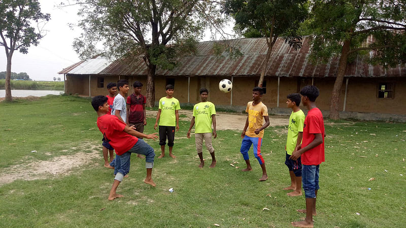 বিদ্যালয়ের পাশের মাঠে অনুশীলনে ব্যস্ত খুদে ফুটবলাররা। ছবি: ছুটির দিনে