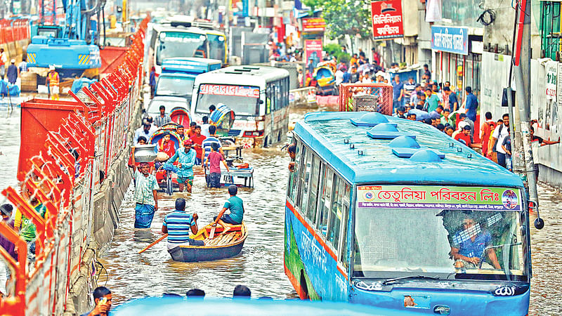 ভেনিসের খাল নয়, রাজধানীর সড়কপথ। বাস যখন বিকল, রিকশা যখন অপারগ, নগরের জলমগ্ন রাস্তায় নৌকাই তখন উদ্ধার। অঝোর বর্ষণের পরে গতকাল মিরপুরের কাজীপাড়ায়।  ছবি: তানভীর আহাম্মেদ