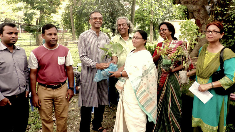 রমনা উদ্যানে ‘গাছ দেখা গাছ চেনা’ অনুষ্ঠানের এ পর্বে দ্বিজেন শর্মাকে স্মরণ করে দুর্লভ গাছের চারা বিতরণ করে তরুপল্লব। রমনা, ঢাকা, ১ জুন। ছবি: প্রথম আলো