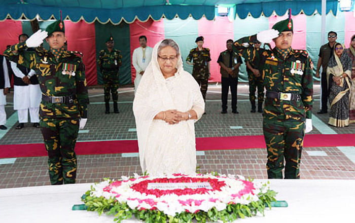 প্রধানমন্ত্রী শেখ হাসিনা শনিবার জাতির পিতা বঙ্গবন্ধু শেখ মুজিবুর রহমানের সমাধিতে ফুল দিয়ে শ্রদ্ধা জানান। তিনি বঙ্গবন্ধুর কবর জিয়ারত করেছেন । ছবি: পিআইডি