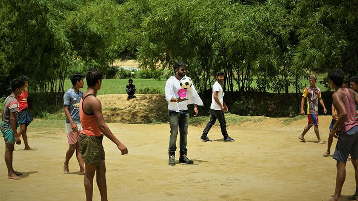 রোহিঙ্গা শিবিরে কিশোরদের সঙ্গে ফুটবল খেলেছেন চিত্রনায়ক বাপ্পী চৌধুরী