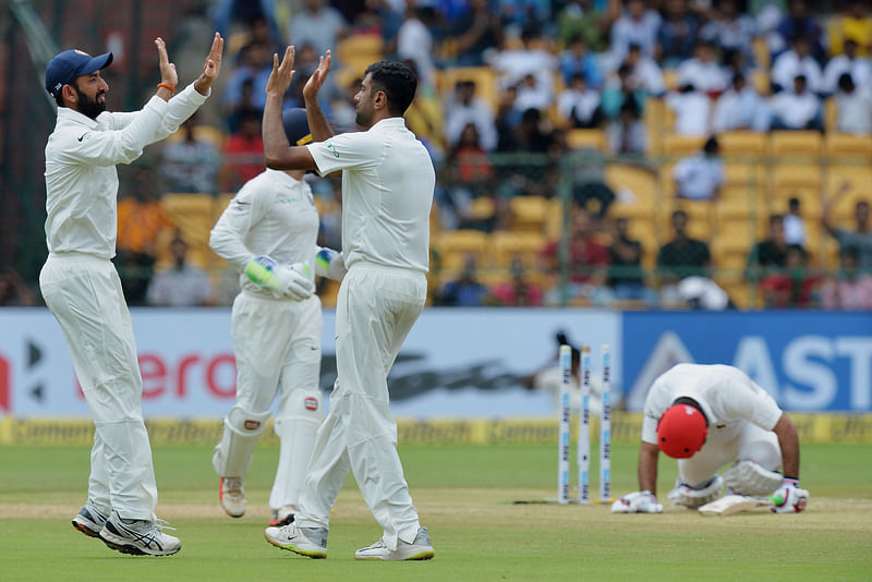 আফগান অধিনায়ক আসগর স্টানিকজাইয়ের এই হতাশা প্রথম টেস্টে দলটির প্রতীকী চিত্র। ছবি: এএফপি