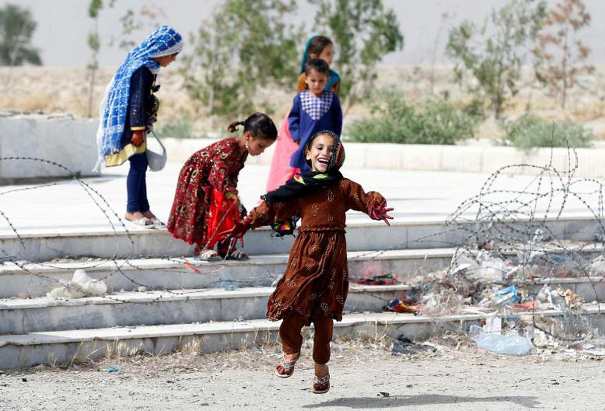 আফগানিস্তানের কাবুলে ঈদের ছুটির প্রথম দিনে খেলায় মেতেছে শিশুরা। কাবুল, আফগানিস্তান, ১৫ জুন, ২০১৮। ছবি: রয়টার্স।