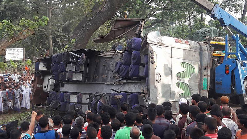 গাছের সঙ্গে ধাক্কা খেয়ে দুমড়েমুচড়ে যায় বাসটি। এতে ১৬ জন নিহত হন। ছবি: প্রথম আলো