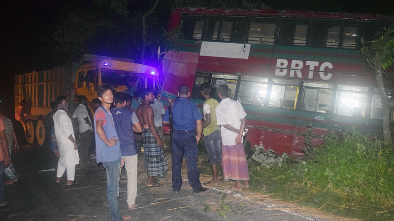 রংপুরের তারাগঞ্জ উপজেলায় থেমে থাকা বিআরটিসির বাসে পেছন থেকে ধাক্কা দেয় ট্রাক। এতে রাস্তার পাশে দাঁড়িয়ে থাকা ও বাসে থাকা ছয়জন নিহত হন। ছবি: প্রথম আলো