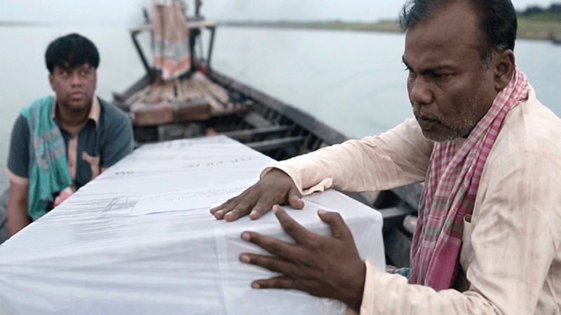 সেরা চলচ্চিত্র তৌকীর আহমেদের ‘অজ্ঞাতনামা’র একটি দৃশ্যে ফজলুর রহমান বাবু ও শাহেদ আলী