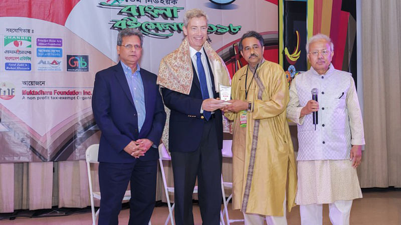 ঢাকায় গণ-আদালতে বিশেষজ্ঞ হিসেবে অংশগ্রহণকারী মার্কিন আইনজীবী টমাস কিটিংকে বিশেষ ক্রেস্ট দেওয়া হয়।