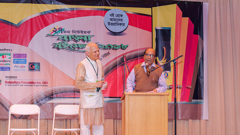 বইমেলায় বাংলা একাডেমির মহাপরিচালক শামসুজ্জামান খান।