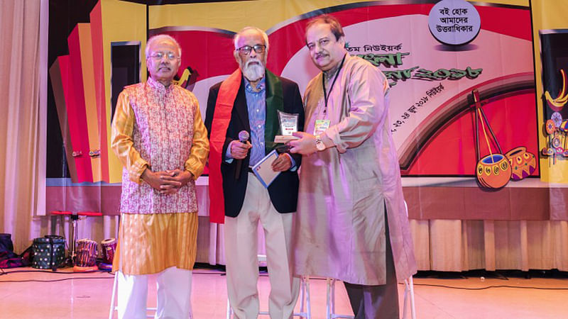 বইমেলায় ভাষাসৈনিক জসিম উদ্দিন আহমদকে সম্মাননা দেওয়া হয়।