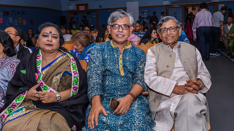 বইমেলায় সাহিত্য পুরস্কার পেয়েছেন বিশ্বসাহিত্য কেন্দ্রের প্রতিষ্ঠাতা অধ্যাপক আবদুল্লাহ আবু সায়ীদ।