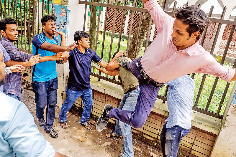 পূর্বঘোষিত সংবাদ সম্মেলনের আগমুহূর্তে কোটা সংস্কার আন্দোলনকারীদের ওপর হামলা হয়। তাঁদের মারধর করে ঢাকা বিশ্ববিদ্যালয়ের কেন্দ্রীয় গ্রন্থাগারের সামনে থেকে সরিয়ে দেওয়া হয়। গতকাল বিশ্ববিদ্যালয়ের কেন্দ্রীয় মসজিদের সামনে।  ছবি: দীপু মালাকার।