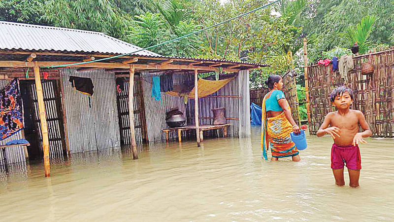 তিস্তায় বন্যার পানিতে ডুবে থাকা একটি  গ্রাম।  ফাইল ছবি