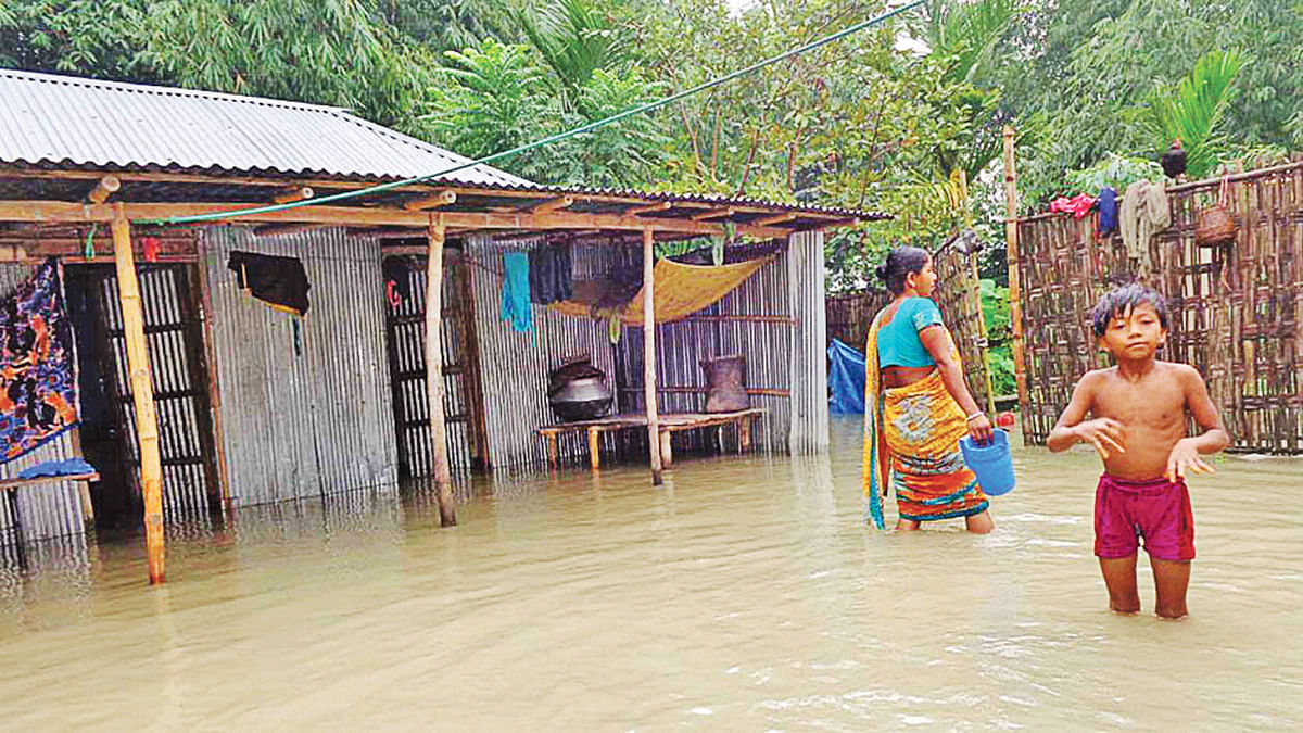 তিস্তায় বন্যার পানিতে ডুবে থাকা একটি  গ্রাম।  ফাইল ছবি