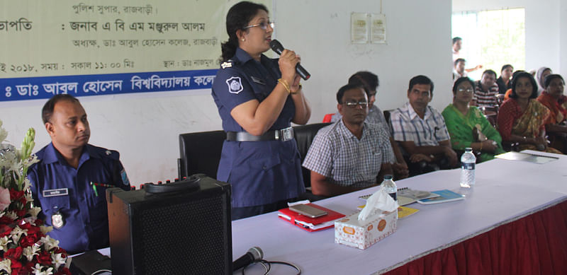 ইভ টিজিং, মাদক ও জঙ্গিবাদবিরোধী সচেতনতামূলক সভার আয়োজন করে ডা. আবুল হোসেন কলেজ কর্তৃপক্ষ। রাজবাড়ী, ৪ জুলাই। ছবি: এজাজ আহম্মেদ