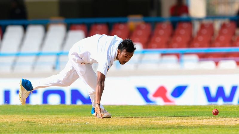 নিজের বলে নিজেই ফিল্ডিং করছেন কামরুল হাসান। ছবি: এএফপি