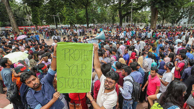 কোটা সংস্কারের দাবিতে পূর্বঘোষিত কর্মসূচি পালন করে শিক্ষক ও শিক্ষার্থীরা। কেন্দ্রীয় শহীদ মিনার, ঢাকা। ছবি: প্রথম আলো