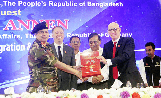 ই-পাসপোর্ট চালুর লক্ষ্যে বাংলাদেশ ও জার্মানির মধ্যে চুক্তি সই হয়েছে। বঙ্গবন্ধু আন্তর্জাতিক সম্মেলন কেন্দ্র, ঢাকা, ১৯ জুলাই। ছবি: বাসস