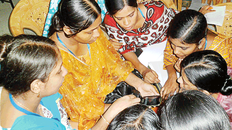 সফটওয়্যারে ব্যবহারকারীদের তথ্য লিপিবদ্ধ করা হচ্ছে । ছবি: সংগৃহীত