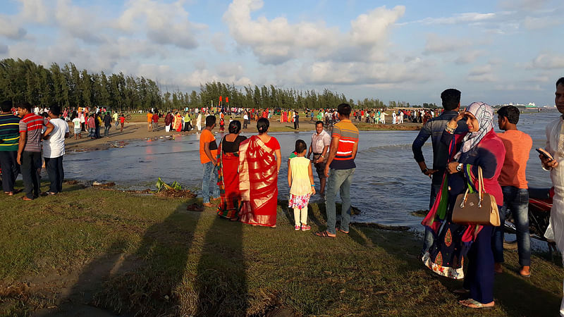 চট্টগ্রামের সীতাকুণ্ডের বাঁশবাড়িয়া সৈকতের সৌন্দর্য উপভোগ করছে দর্শনার্থীরা। প্রথম আলো