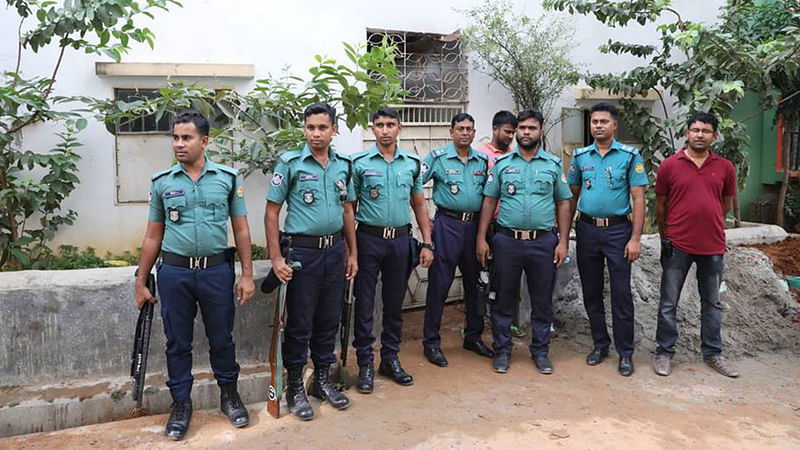 মিরপুর ১০ নম্বরের সেই বাড়িতে ২৪ ঘণ্টাই থাকছে পুলিশের পাহারা। ছবি: প্রথম আলো