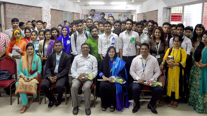 আইনবিষয়ক অনুষ্ঠানের মূল বক্তা মিজানুর রহমান খানের সঙ্গে শিক্ষক-শিক্ষার্থীরা। ছবি: সংগৃহীত