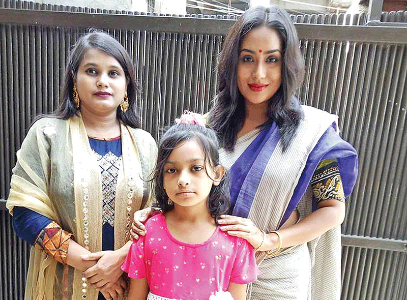 কুইজ বিজয়ী আসমা ও তাঁর মেয়ের সঙ্গে অভিনেত্রী জাকিয়া বারী মম