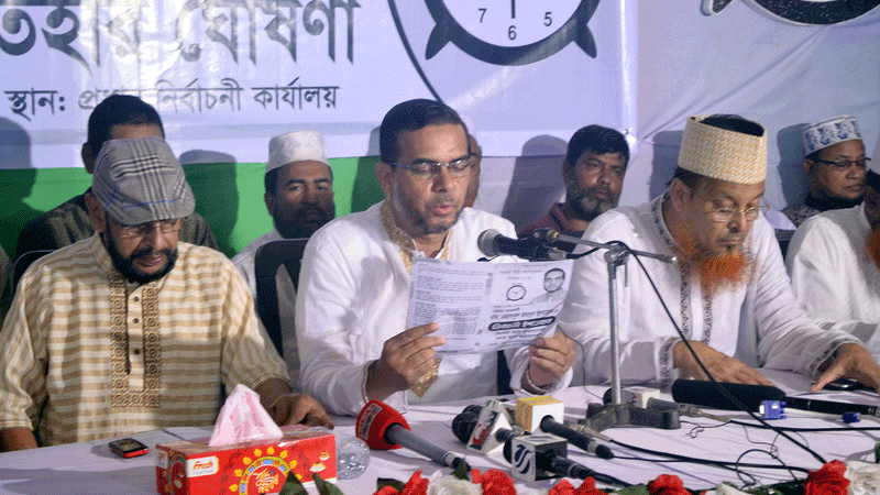 সিলেট সিটি করপোরেশন নির্বাচনে স্বতন্ত্র মেয়র প্রার্থী ও সিলেট নগর জামায়াতে আমির এহসানুল মাহবুব দুপুরে তাঁর নির্বাচনী ইশতেহার ঘোষণা করেন। ২৬ জুলাই। ছবি: প্রথম আলো।