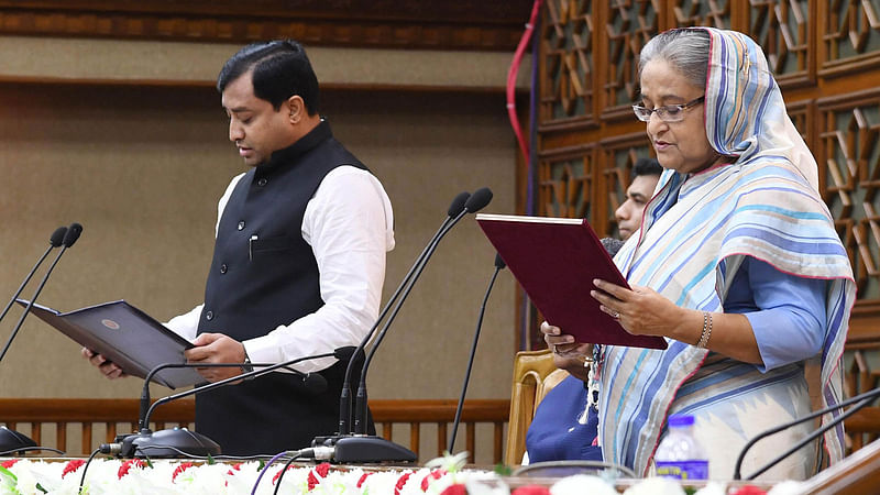 নবনির্বাচিত মেয়রকে শপথবাক্য পাঠ করান প্রধানমন্ত্রী। ছবি: ফোকাস বাংলা