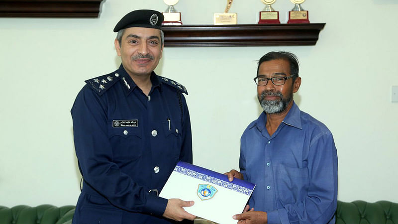 অপরাধীদের সম্পর্কে তথ্য দিয়ে তাঁদের গ্রেপ্তার করতে সহযোগিতা করায় কাতারের স্বরাষ্ট্র মন্ত্রণালয় এম আব্দুস সাত্তার নামের এক বাংলাদেশিকে সম্মাননা দিয়েছে। ছবি: সংগৃহীত