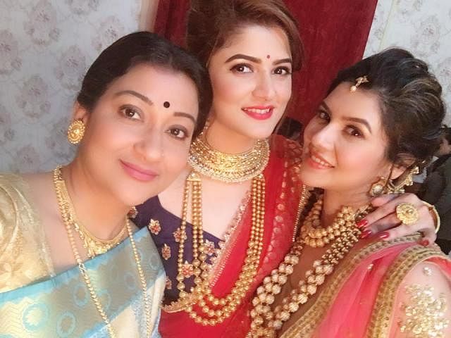 ‘ভাইজান এলো রে’ ছবিতে দীপা খন্দকারের সঙ্গে শ্রাবন্তী আর পায়েল সরকার। ছবি: সংগৃহীত