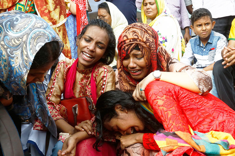 রাজধানীর কুর্মিটোলা জেনারেল হাসপাতালের সামনে বিমানবন্দর সড়কে গতকাল দুপুরে বাসচাপায় দুই শিক্ষার্থী নিহত হয়। সহপাঠীর দুর্ঘটনার খবরে কান্নায় ভেঙে পড়ে পুরো এলাকা। বিকেলে হাসপাতালের জরুরি বিভাগের সামনে।  ছবি: হাসান রাজা