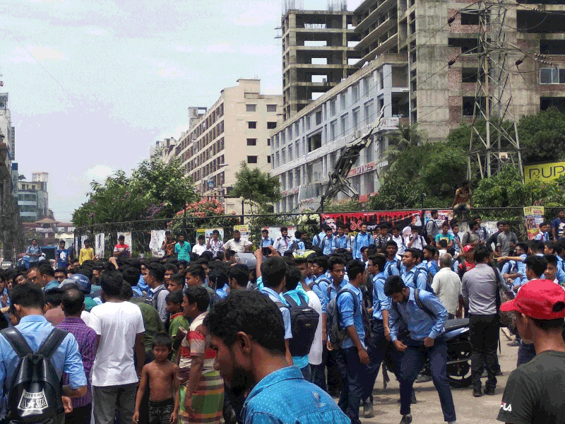 রাজধানীর বিমানবন্দর সড়কে দুই শিক্ষার্থীকে বাসচাপা দিয়ে পিষে মারার ঘটনার প্রতিবাদে মিরপুর ১-এ শিক্ষার্থীদের সড়ক অবরোধ। তারা পুলিশের লাঠিপেটারও প্রতিবাদ জানাচ্ছে। মিরপুর ১, ঢাকা, ৩১ জুলাই। ছবি: ইফতেখার মাহমুদ