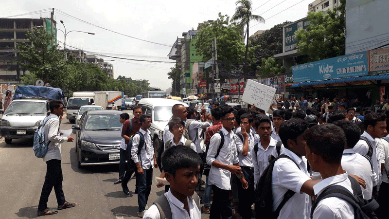 রাজধানীর আগাগাঁওয়ে শিক্ষার্থীদের অবস্থান। ছবি: জাহিদুল করিম