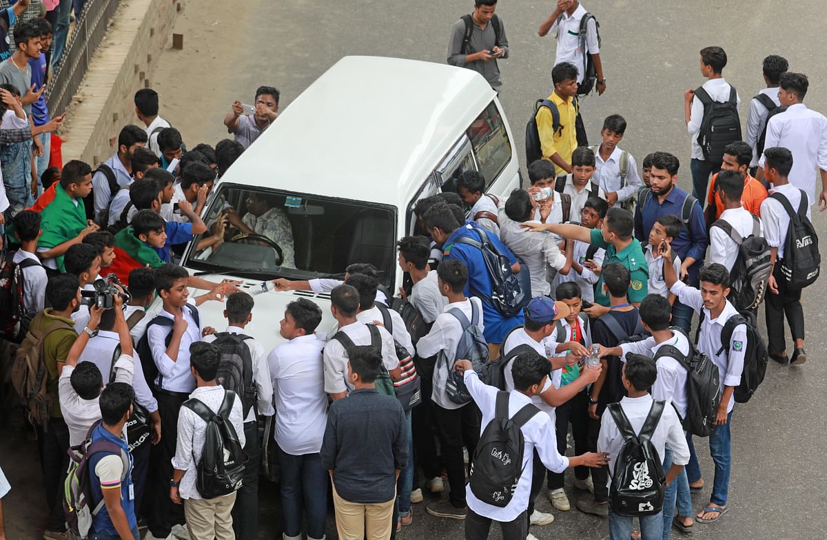চট্টগ্রামে গাড়ির লাইসেন্স পরীক্ষা করছে শিক্ষার্থীরা। দামপাড়া, চট্টগ্রাম নগর, সকাল ১০টা। ছবি: জুয়েল শীল