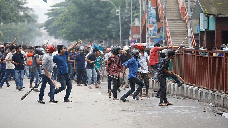 সায়েন্স লাব মোড়ে রড, লাঠিসোঁটা নিয়ে হামলা করা হয়। ছবি: প্রথম আলো