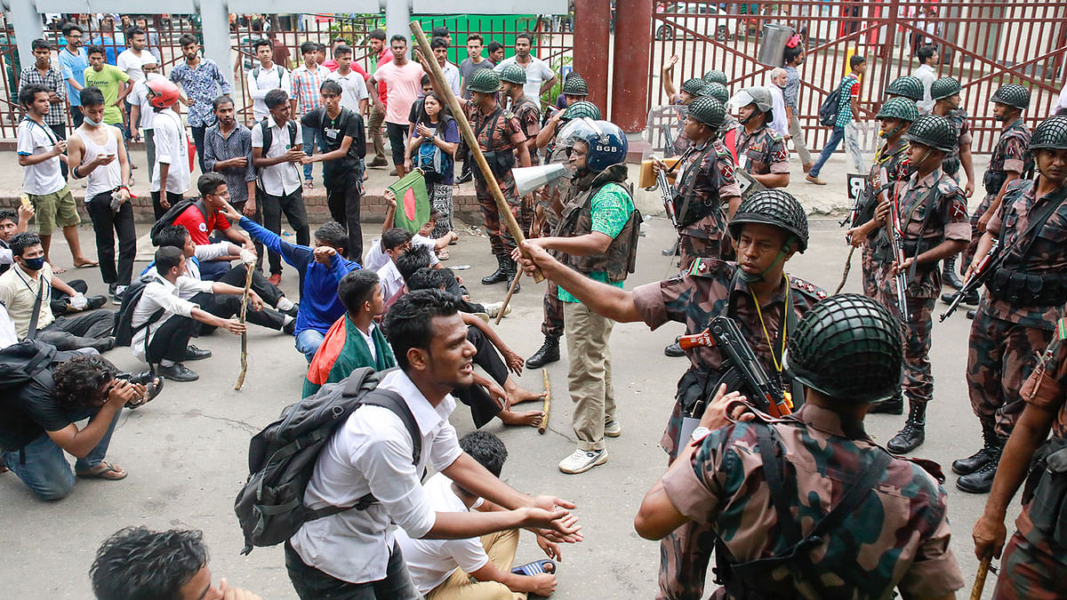 পাল্টাপাল্টি ধাওয়ার একপর্যায়ে শিক্ষার্থীদের শান্ত করার চেষ্টা করেন আইনশৃঙ্খলা রক্ষাকারী বাহিনীর সদস্যরা।  ছবি: প্রথম আলো