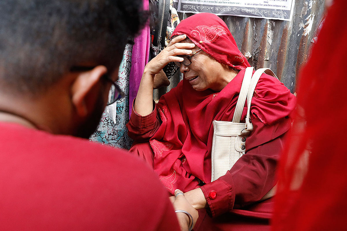 ছেলে জামিন না পাওয়ায় কান্নায় ভেঙে পড়েন সাউথ ইস্ট বিশ্ববিদ্যালয়ের টেক্সটাইল বিভাগের শিক্ষার্থী নূর মোহাম্মদের মা। এ সময় নুর মোহাম্মদের সহপাঠীরা তাঁকে সান্ত্বনা দেওয়ার চেষ্টা করেন। সিএমএম কোর্ট, ৯ আগস্ট। ছবি: দীপু মালাকার