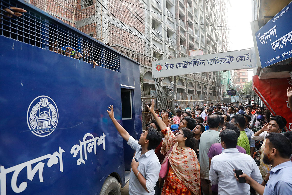 গ্রেপ্তার ছাত্রদের আদালত থেকে কারাগারে নেওয়া হচ্ছে। এ সময় তাঁদের স্বজন,সহপাঠী ও বন্ধুরা সেখানে ভিড় করেন। সিএমএম কোর্ট, ৯ আগস্ট। ছবি: দীপু মালাকার